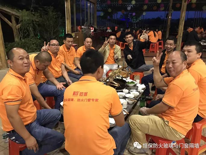 主題：“團結”與“效率”！精誠團結、再創新高！ --記公司在2017年10月17日組織了一場高明盈香戶外拓展旅游活動